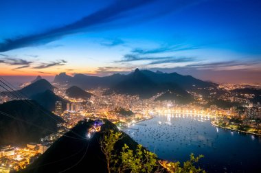 Rio de Janeiro Urca ve Corcovado dağ ve Guanabara Körfezi - Rio de Janeiro, Brezilya ile gece havadan görünümü