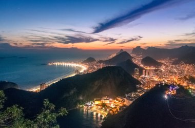 Rio de Janeiro Coast Copacabana ve Praia Vermelha beach gece - Rio de Janeiro, Brezilya ile havadan görünümü