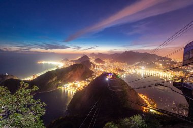 Rio de Janeiro Coast Copacabana Praia Vermelha plaj, Urca ve Corcovado Dağı'nda gece - Rio de Janeiro, Brezilya ile havadan görünümü