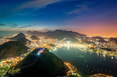 Rio de Janeiro Urca ve Corcovado dağ ve Guanabara Körfezi - Rio de Janeiro, Brezilya ile gece havadan görünümü