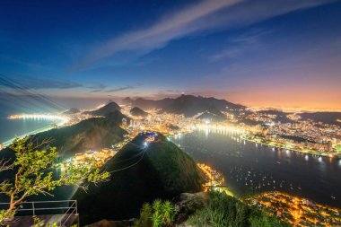 Rio de Janeiro Urca ve Corcovado dağ ve Guanabara Körfezi - Rio de Janeiro, Brezilya ile gece havadan görünümü