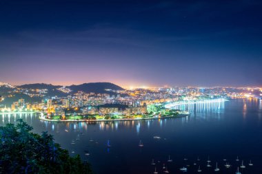 Guanabara Körfezi ve Flamengo havadan görünümü geceleri - Rio de Janeiro, Brezilya