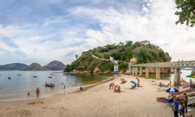 Niteroi, Rio de Janeiro, Brezilya - 3 Kasım 2017: Boa Viagem Plajı ve Adası - Niteroi, Rio de Janeiro, Brezilya