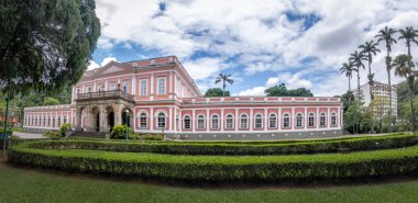 Petropolis, Brezilya - 9 Kasım 2017: Brezilya Monarşisi İmparatorluk Müzesi eski Kış Sarayı - Petropolis, Rio de Janeiro, Brezilya