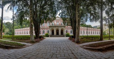Petropolis, Brezilya - 9 Kasım 2017: Brezilya Monarşisi İmparatorluk Müzesi eski Kış Sarayı - Petropolis, Rio de Janeiro, Brezilya