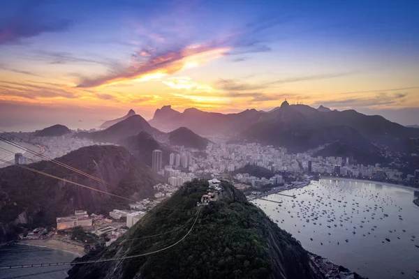 Rio de Janeiro Urca ve Corcovado dağ ve Guanabara Körfezi - Rio de Janeiro, Brezilya ile gün batımında havadan görünümü