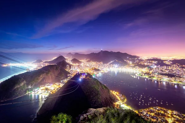 Rio de Janeiro Urca ve Corcovado dağ ve Guanabara Körfezi - Rio de Janeiro, Brezilya ile gece havadan görünümü