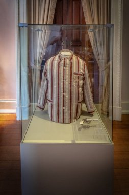 Rio de Janeiro, Brezilya - 24 Ekim 2017: silah, mermi ve giysi Getúlio Vargas intihar gününde Catete Sarayı'nda giymişti, eski Başkanlık Sarayı şimdi Cumhuriyet Müzesi - Rio de Janeiro, Brezilya evler.