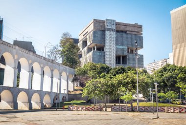Rio de Janeiro, Brezilya - 24 Ekim 2017: Petrobras petrol şirketi Genel Müdürlük Binası ve Arcos da Lapa Arches - Rio de Janeiro, Brezilya