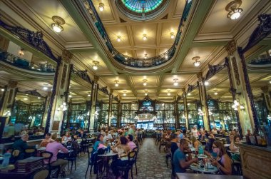Rio de Janeiro, Brezilya - 26 Ekim 2017: Confeitaria Colombo Cafe Interior - Rio de Janeiro, Brezilya