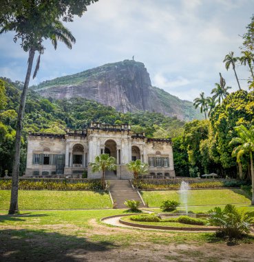 Rio de Janeiro, Brezilya - 29 Ekim 2017: Parque Lage Tijuca Forest ve Corcovado Dağı'nda arka plan - Rio de Janeiro, Brezilya ile