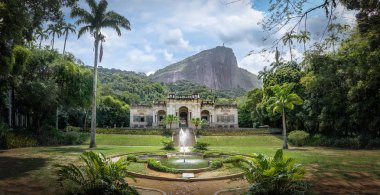 Rio de Janeiro, Brezilya - 29 Ekim 2017: Parque Lage Tijuca Forest ve Corcovado Dağı'nda arka plan - Rio de Janeiro, Brezilya ile