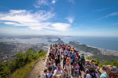 Rio de Janeiro, Brezilya - 2 Kasım 2017: İsa Kurtarıcı heykel bir Guanabara Körfezi ve Sugar Loaf Dağı - Rio de Janeiro, Brezilya hava manzaralı turist