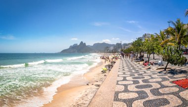 Rio de Janeiro, Brezilya - 2 Kasım 2017: Ipanema Beach and Two Brothers (Dois Irmaos) Mountain - Rio de Janeiro, Brezilya
