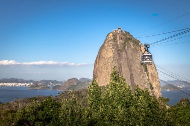 Rio de Janeiro, Brezilya - 2 Kasım 2017: Sugar Loaf Dağı Teleferik ve havadan görünümü bir Guanabara Körfezi Urca Hill - Rio de Janeiro, Brezilya