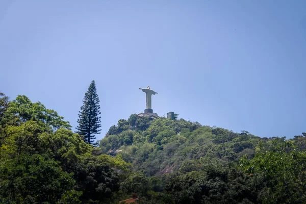 Rio de Janeiro, Brezilya - 2 Kasım 2017: İsa Kurtarıcı heykel ve Corcovado dağ - Rio de Janeiro, Brezilya