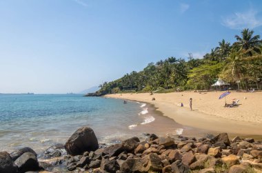 Ilhabela, Brezilya - 12 Eylül 2017: Praia da Feiticeira Beach'tekiler - Ilhabela, Sao Paulo, Brezilya