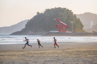 Santos, Brezilya - 3 Eylül 2017: Santos Beach'te futbol oynayanlar - Santos, Sao Paulo, Brezilya