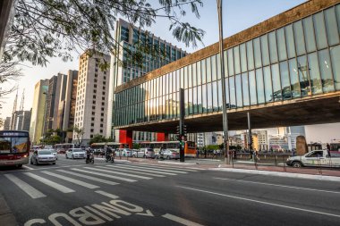 Sao Paulo, Brezilya - 24 Eylül 2017: Paulista Avenue ve Masp (Sao Paulo Sanat Müzesi) - Sao Paulo, Brezilya