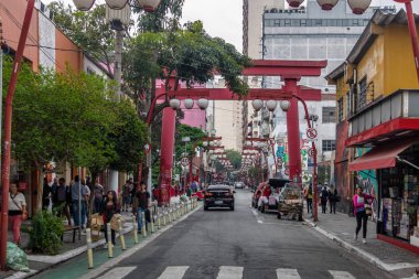 Sao Paulo, Brezilya - 25 Eylül 2017: Liberdade Bulvarı'ndaki Torii Kapısı - Sao Paulo, Brezilya