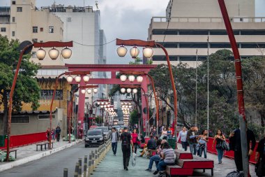 Sao Paulo, Brezilya - 25 Eylül 2017: Liberdade Bulvarı'ndaki Torii Kapısı - Sao Paulo, Brezilya