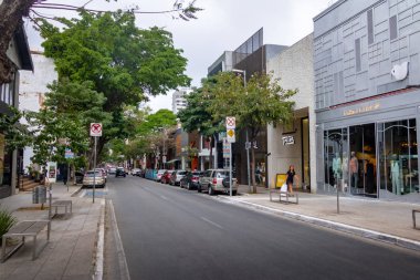 Sao Paulo, Brezilya - 27 Sep 2017: Oscar Freire, süslü bir alışveriş caddesi - Sao Paulo, Brezilya