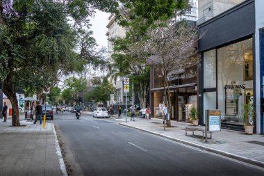 Sao Paulo, Brezilya - 27 Sep 2017: Oscar Freire, süslü bir alışveriş caddesi - Sao Paulo, Brezilya