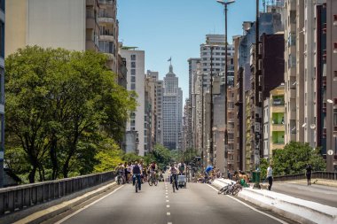 Sao Paulo, Brezilya - 11 Kasım 2017: Minhocao (Elevado Presidente Joao Goulart) olarak bilinen yüksek otoyolda hafta sonlarının tadını çıkaran insanlar arka planda eski Banespa (Altıno Arantes) - Sao Paulo, Brezilya