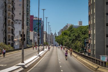 Sao Paulo, Brezilya - 11 Kasım 2017: Minhocao (Elevado Presidente Joao Goulart) olarak bilinen yüksek otoyolda hafta sonlarının tadını çıkaran insanlar arka planda eski Banespa (Altıno Arantes) - Sao Paulo, Brezilya