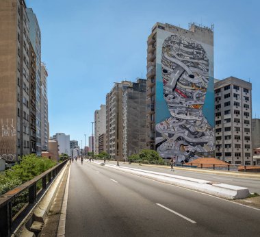 Sao Paulo, Brezilya - 11 Kasım 2017: Minhocao (Elevado Presidente Joao Goulart) olarak bilinen yüksek otoyolda hafta sonlarının tadını çıkaran insanlar - Sao Paulo, Brezilya