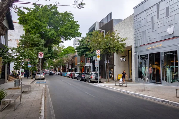 Sao Paulo, Brezilya - 27 Sep 2017: Oscar Freire, süslü bir alışveriş caddesi - Sao Paulo, Brezilya