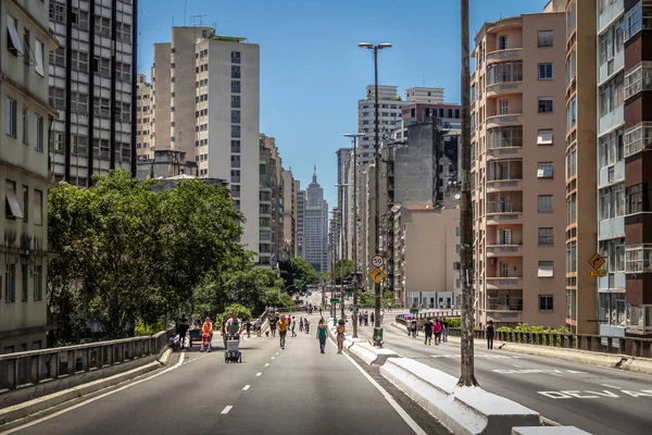 Sao Paulo, Brezilya - 11 Kasım 2017: Minhocao (Elevado Presidente Joao Goulart) olarak bilinen yüksek otoyolda hafta sonlarının tadını çıkaran insanlar arka planda eski Banespa (Altıno Arantes) - Sao Paulo, Brezilya