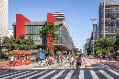 Sao Paulo, Brezilya - 11 Kasım 2017: Paulista Avenue arabalar Pazar günü ve Masp (Sao Paulo Sanat Müzesi) - Sao Paulo, Brezilya için kapalı