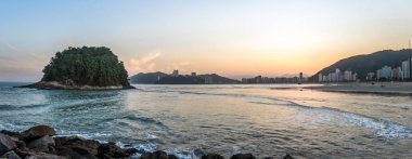 Panoramik Sao Vicente şehir manzarası ve Urubuquecaba Island günbatımı - Santos, Sao Paulo, Brezilya