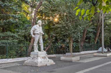 Anhanguera heykel (Bartolomeu Bueno da Silva) önünde Trianon Park Paulista Avenue - Sao Paulo, Brezilya