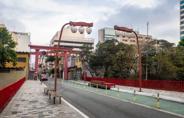 Torii kapıda Liberdade Bulvarı Liberdade Japon mahallesinde - Sao Paulo, Brezilya