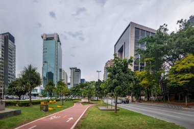 Binalar ve Bisiklet şeritli Faria Lima Avenue Sao Paulo finansal bölgesinde - Sao Paulo, Brezilya