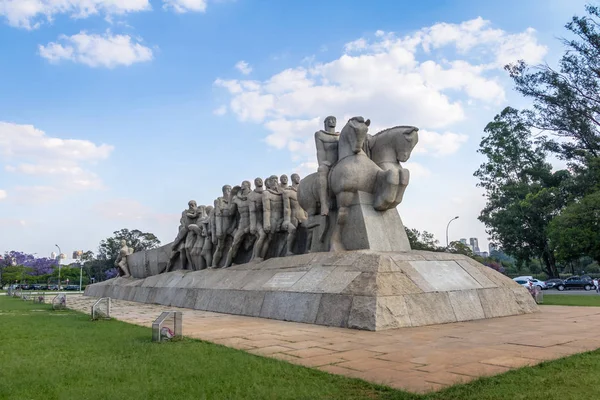 Ibirapuera Park 'taki Bandeiras Anıtı - Sao Paulo, Brezilya
