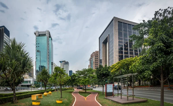 Binalar ve Bisiklet şeritli Faria Lima Avenue Sao Paulo finansal bölgesinde - Sao Paulo, Brezilya