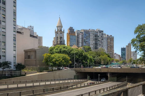 在巴西圣保罗举行的带有 Nossa Senhora Consolacao 教堂塔的高架公路的景色 — 图库照片