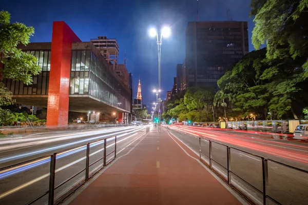 Paulista Avenue ve Masp (Sao Paulo Sanat Müzesi) gece - Sao Paulo, Brezilya