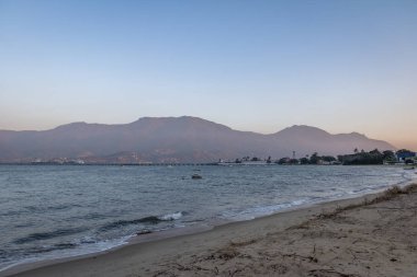 Sao Sebastiao Plajı, Ilhabela 'nın arka planında Sao Sebastiao, Sao Paulo, Brezilya