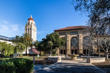 Stanford Üniversitesi Kampüsü ve Hoover Tower - Palo Alto, Kaliforniya, ABD