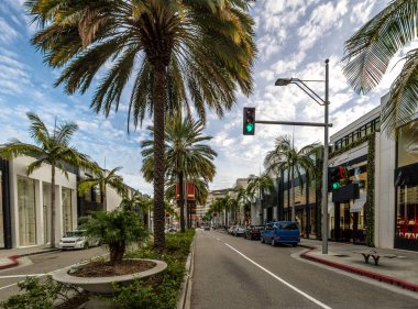 Rodeo Drive Street mağazaları ve palmiye ağaçları Beverly Hills - Los Angeles, Kaliforniya, ABD