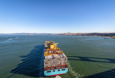 Konteyner kargo gemisi San Francisco Körfezi - San Francisco, California, ABD girme