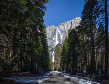 Üst ve alt Yosemite Falls - Yosemite Ulusal iz 