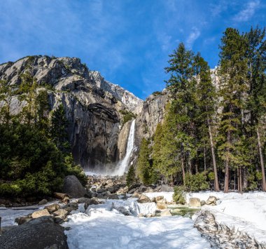 Alt Yosemite Falls adlı kış - Yosemite Milli Parkı, Kaliforniya, ABD