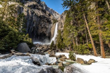 Alt Yosemite Falls adlı kış (uzun pozlama) - Yosemite Milli Parkı, Kaliforniya, ABD
