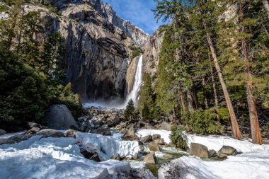 Alt Yosemite Falls adlı kış - Yosemite Milli Parkı, Kaliforniya, ABD