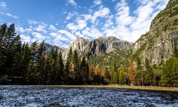 Valle Yosemite Con Cataratas Superiores Yosemite Durante Invierno Parque Nacional — Foto de Stock